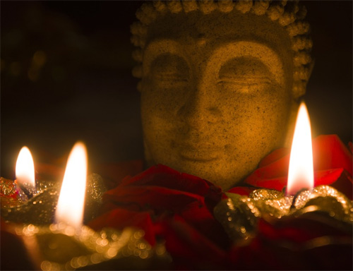 Κινέζικο άγαλμα Βούδα με κεριά αναμμένα