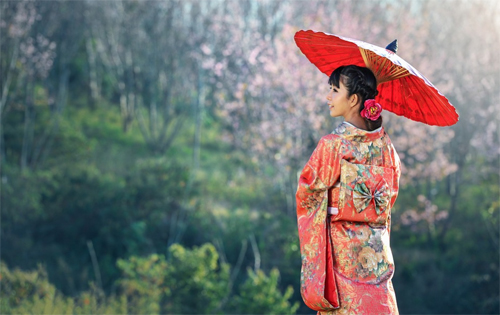 Κοπέλα από τη Κίνα με παραδοσιακό φόρεμα και ομπρέλα