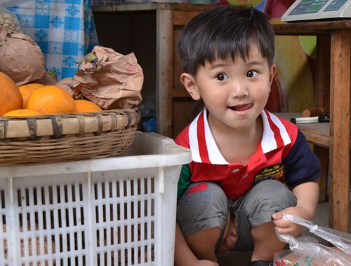 Νεαρό παιδί από την Κίνα σε Κινέζικη αγορά